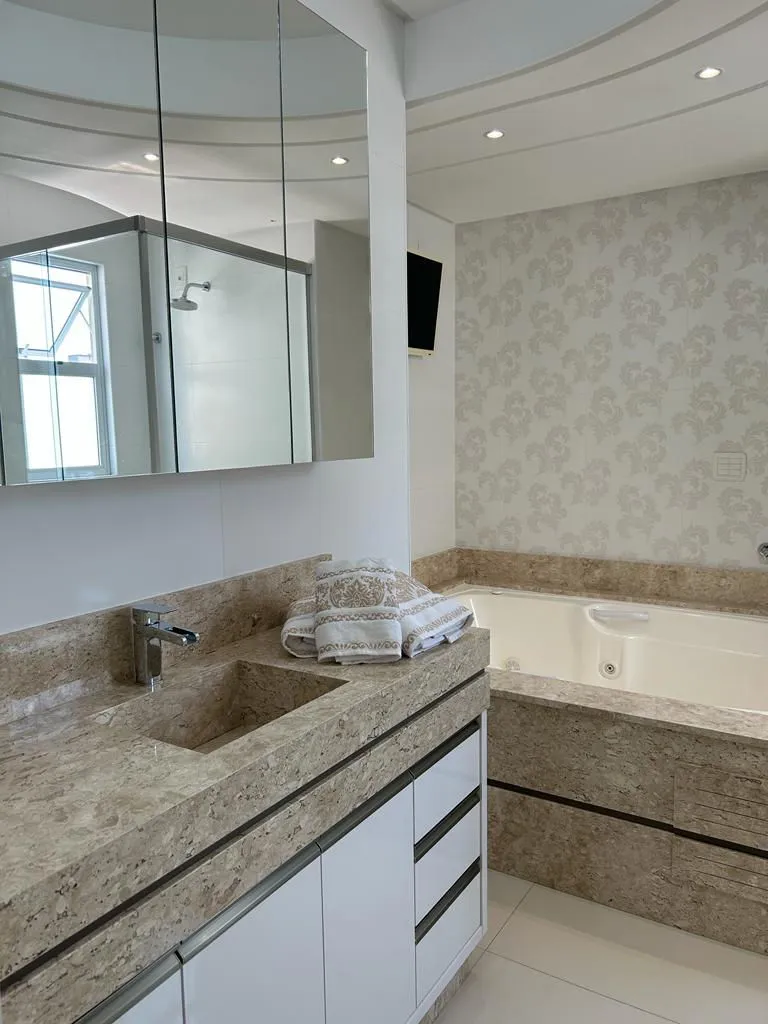 Apartamento para venda no bairro Meia Praia em Itapema
