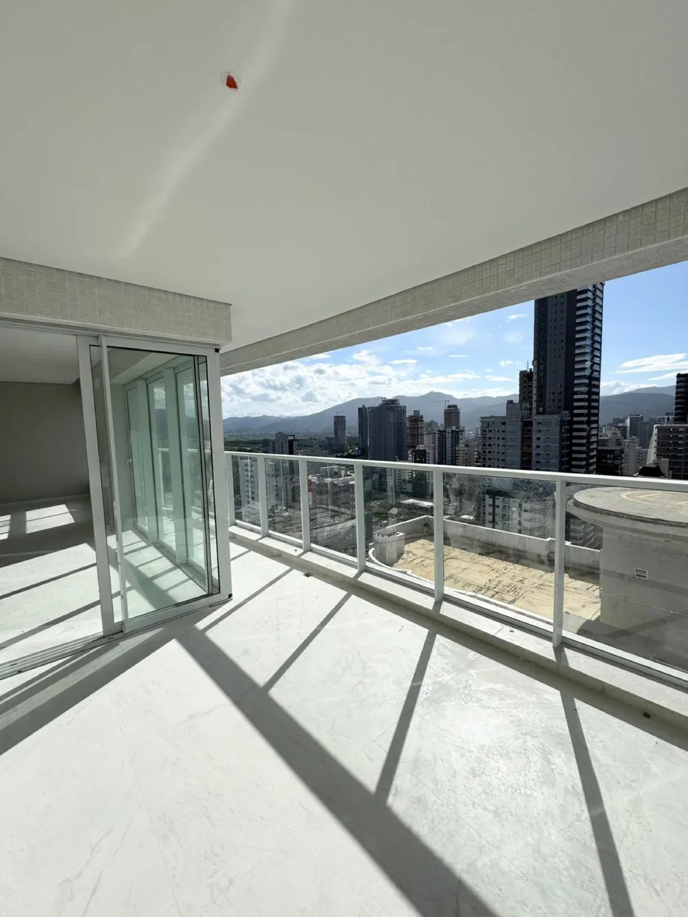 Apartamento para venda no bairro Meia Praia em Itapema