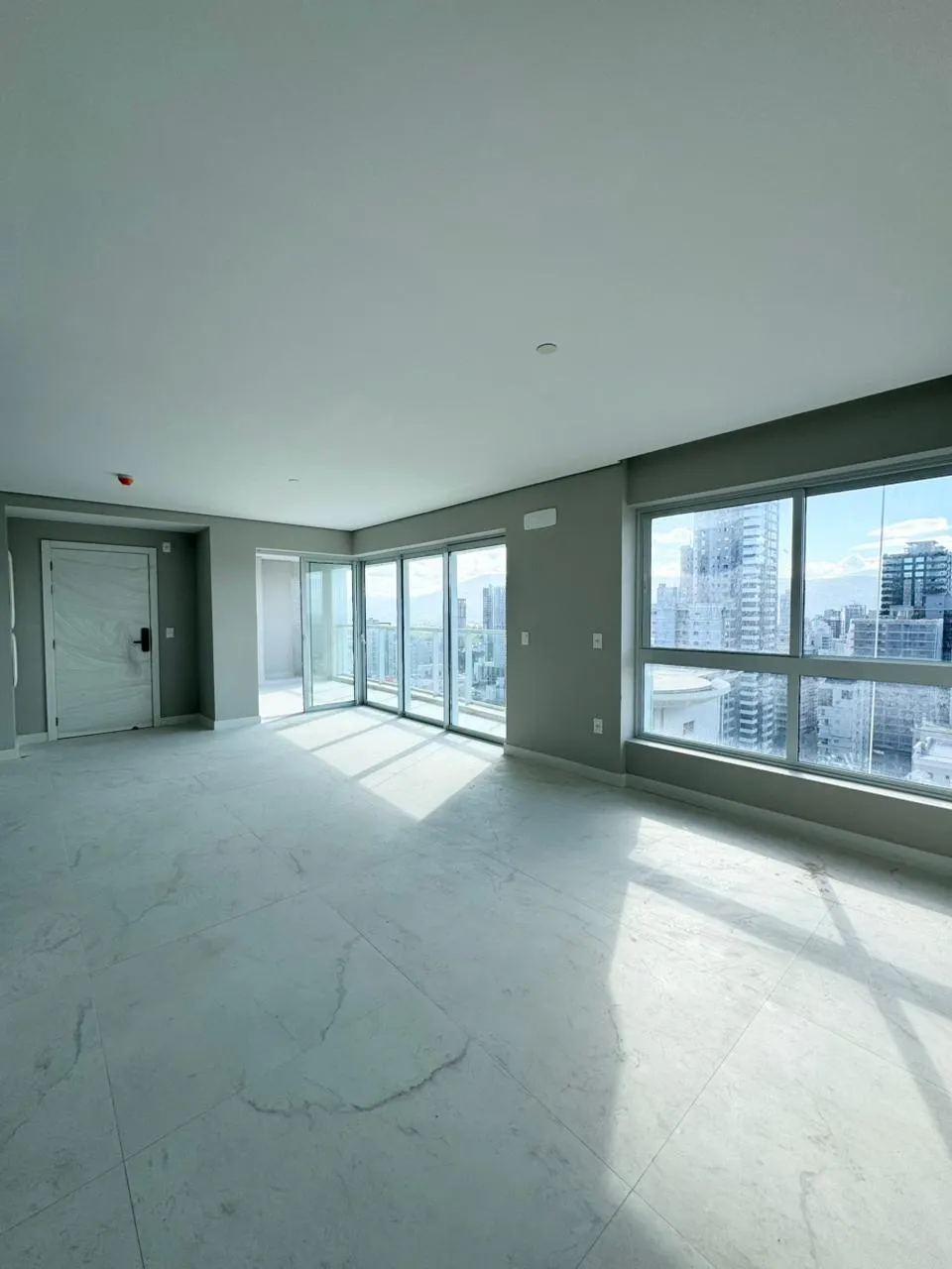 Apartamento para venda no bairro Meia Praia em Itapema