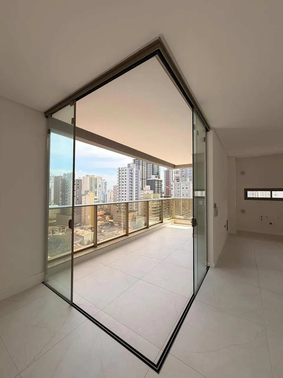 Apartamento para venda no bairro Meia Praia em Itapema