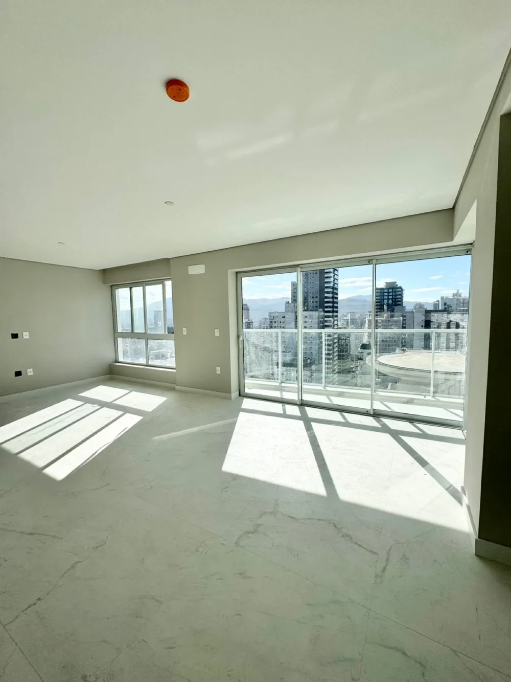 Apartamento para venda no bairro Meia Praia em Itapema