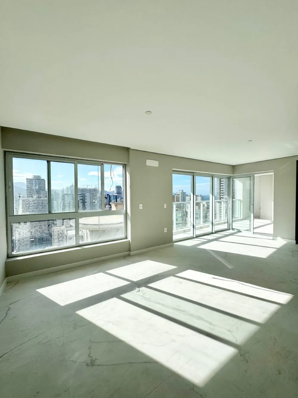 Apartamento para venda no bairro Meia Praia em Itapema
