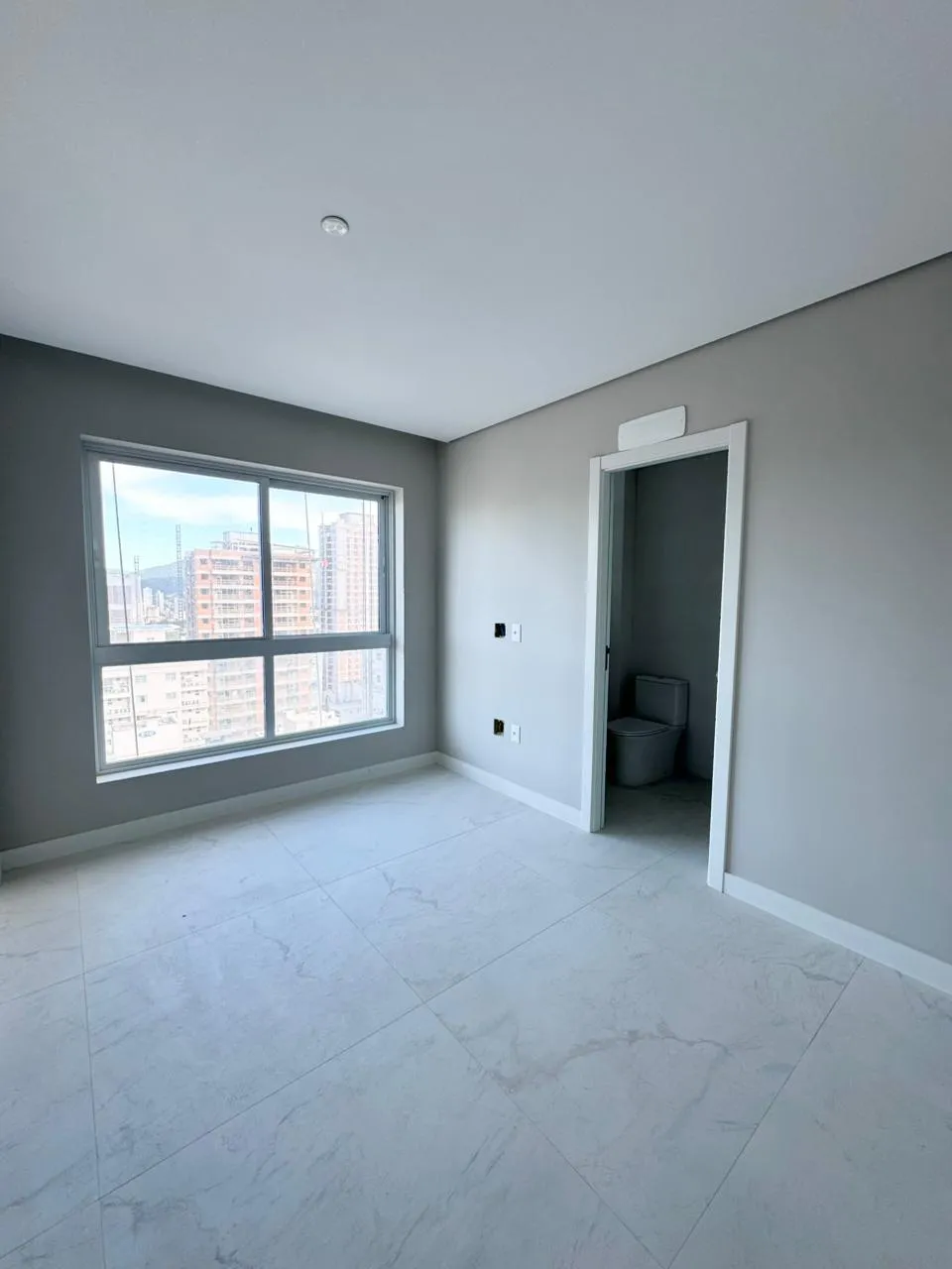 Apartamento para venda no bairro Meia Praia em Itapema