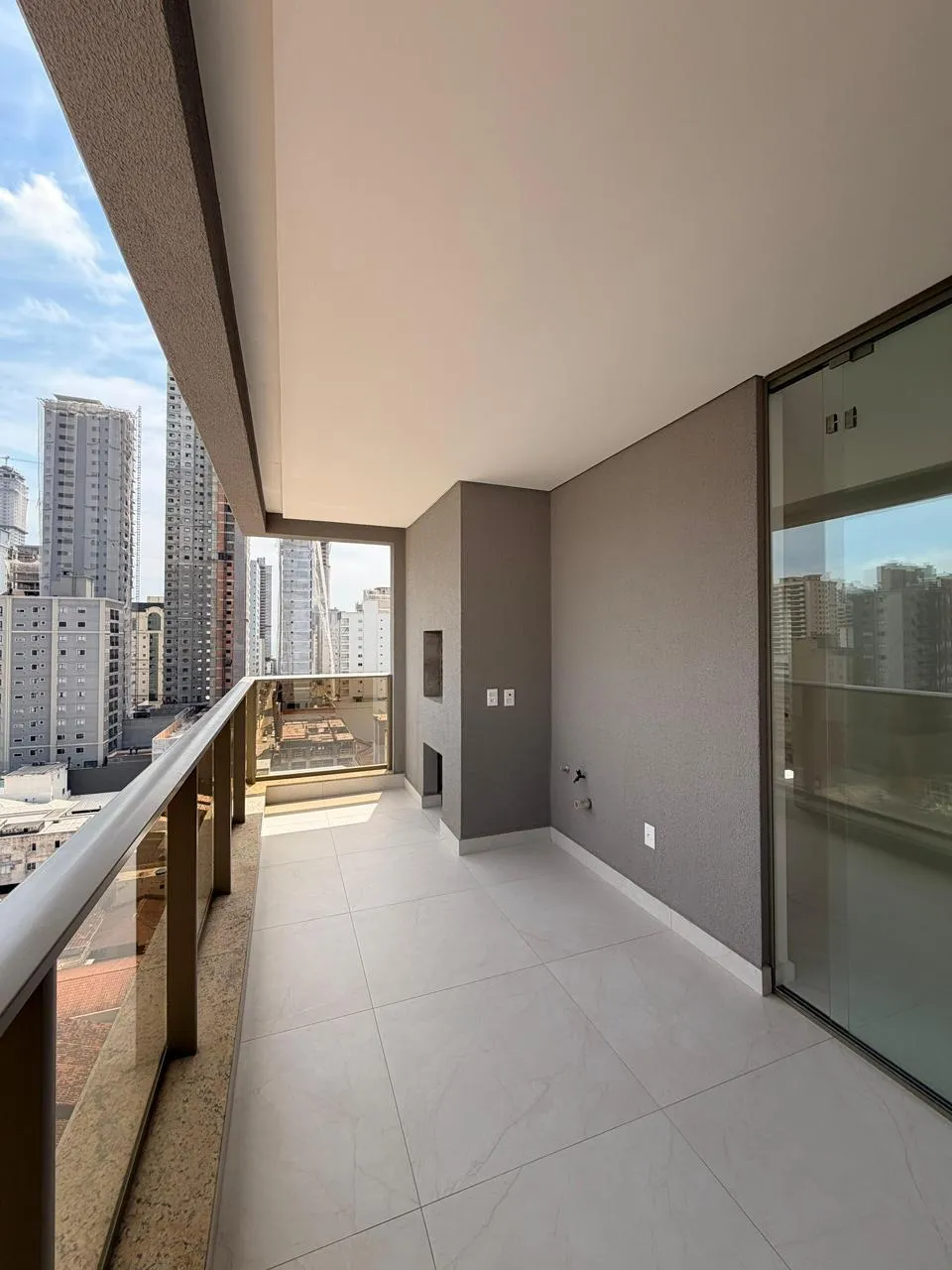 Apartamento para venda no bairro Meia Praia em Itapema
