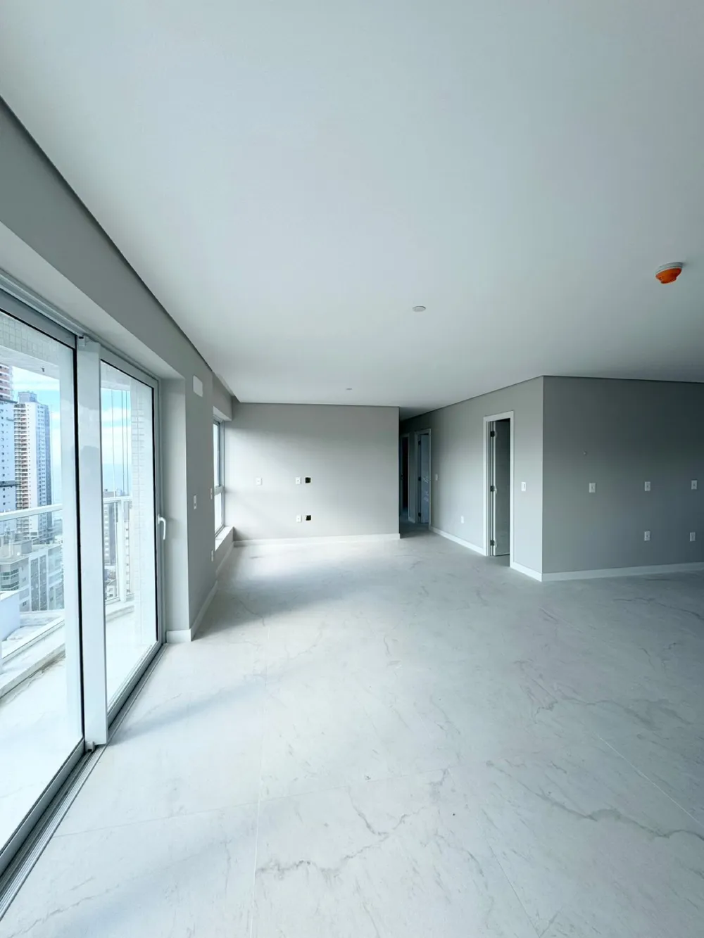 Apartamento para venda no bairro Meia Praia em Itapema