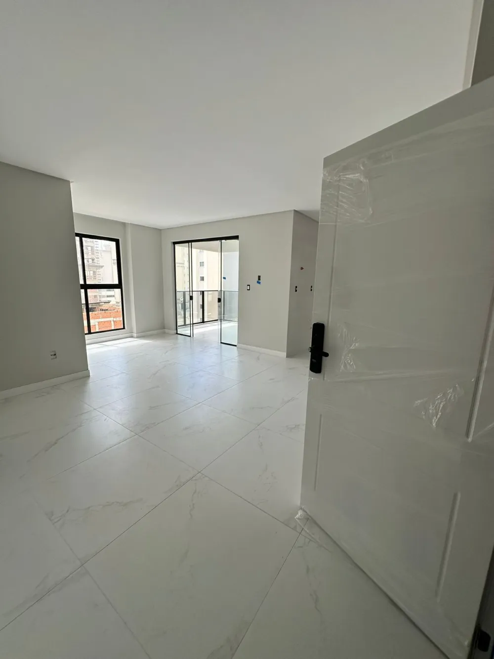 Apartamento para venda no bairro Meia Praia em Itapema
