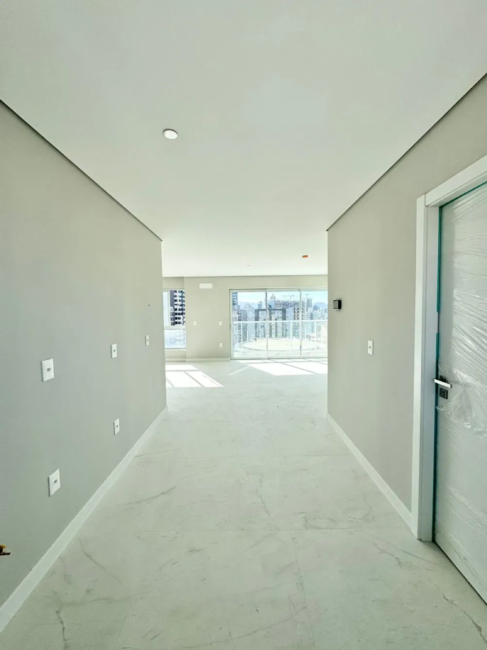 Apartamento para venda no bairro Meia Praia em Itapema
