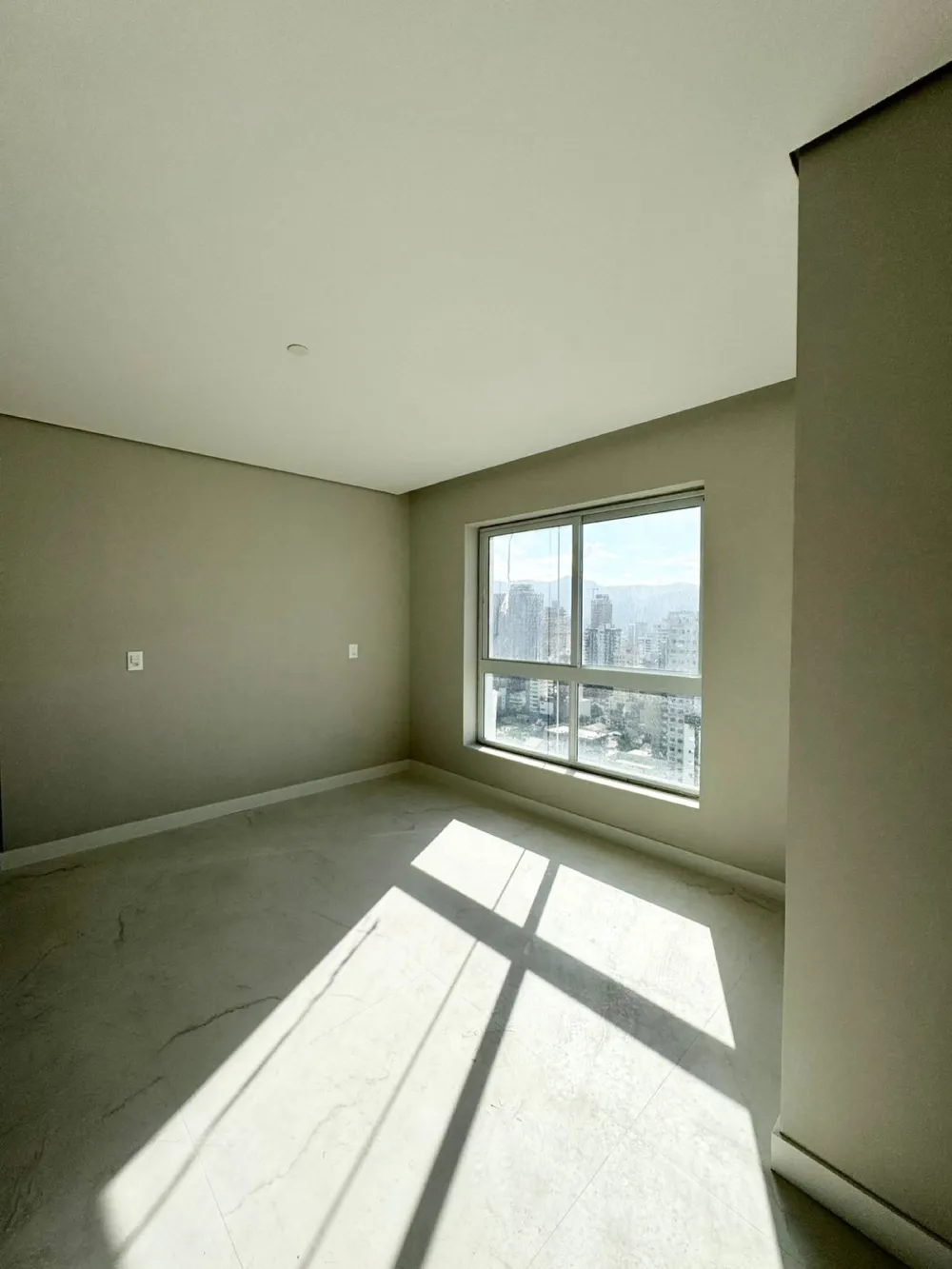 Apartamento para venda no bairro Meia Praia em Itapema