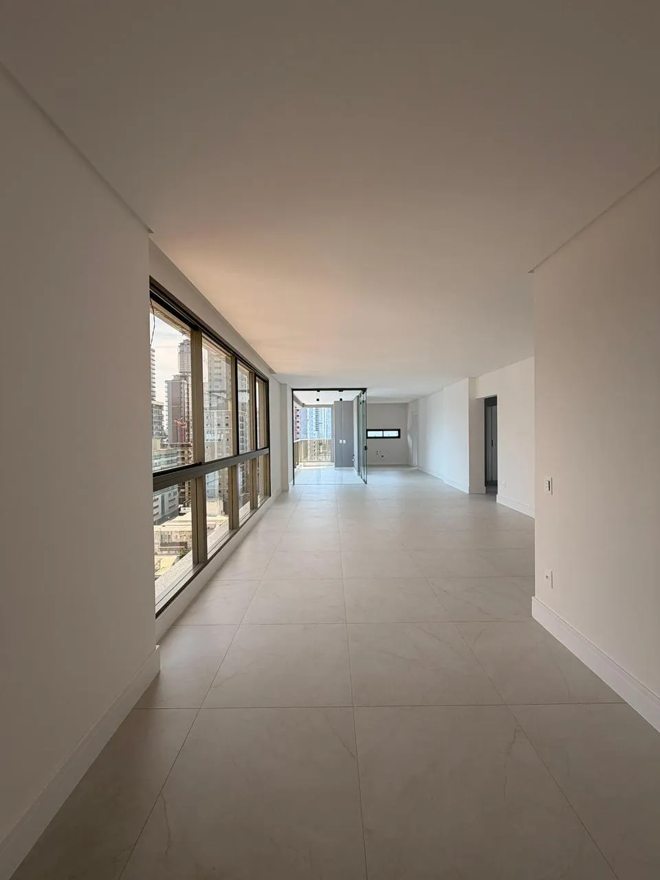 Apartamento para venda no bairro Meia Praia em Itapema