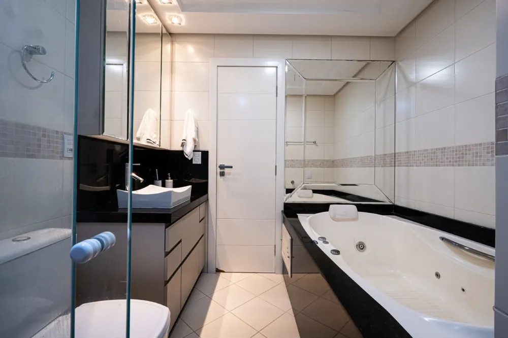 Apartamento para venda no bairro Meia Praia em Itapema