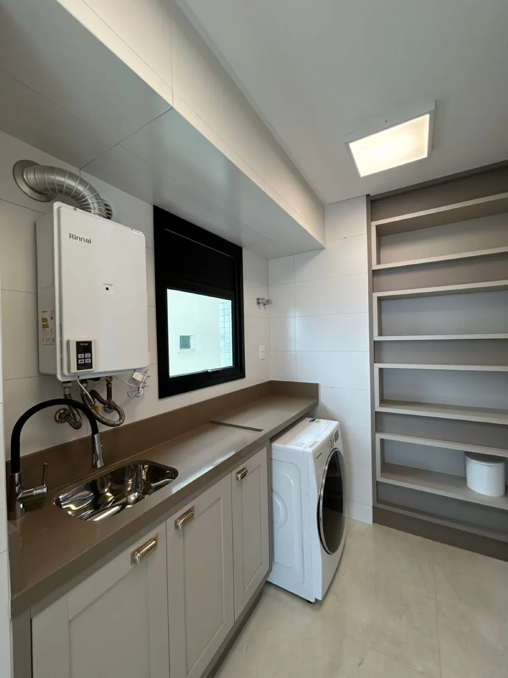 Apartamento para venda no bairro Meia Praia em Itapema