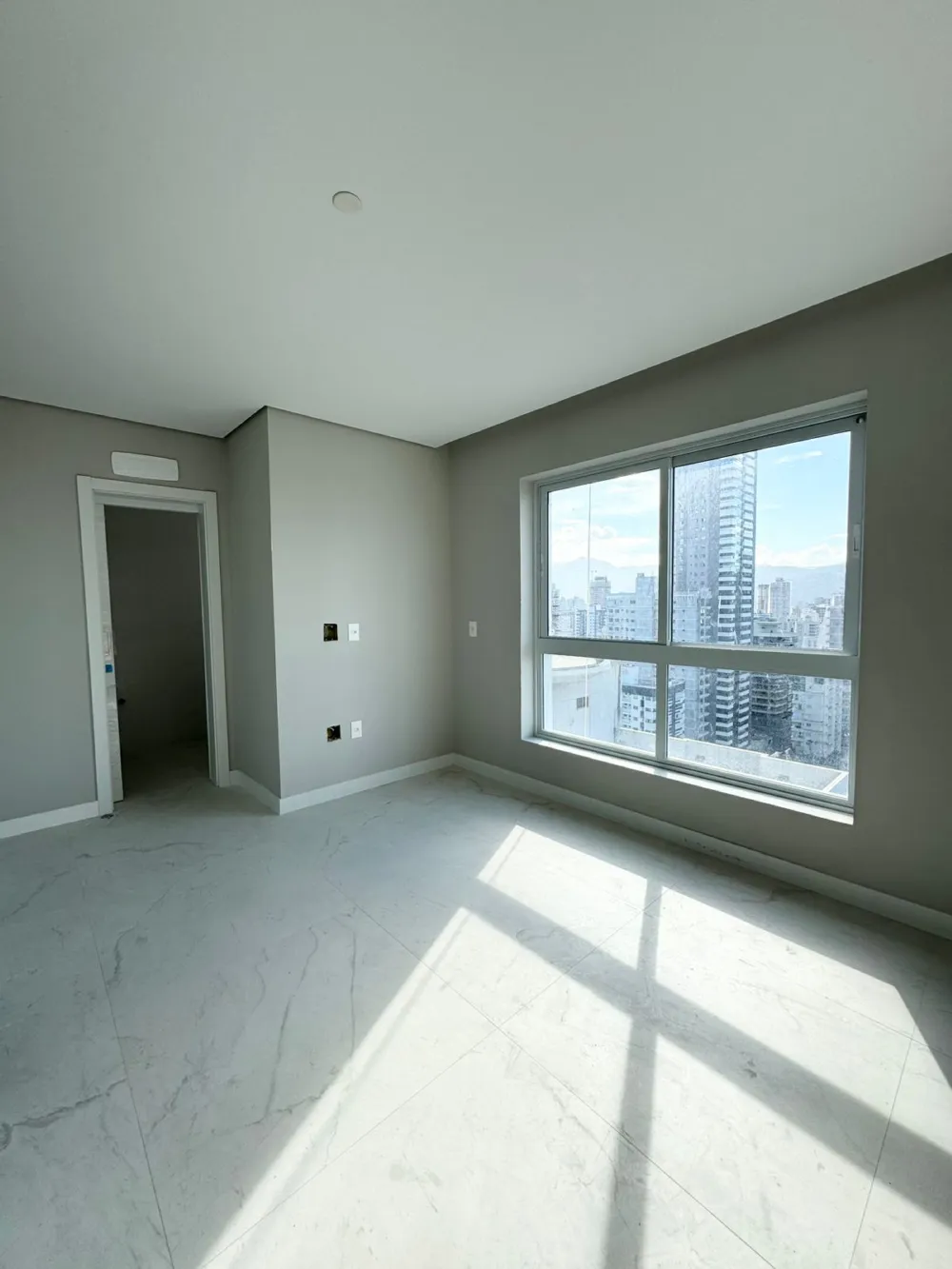 Apartamento para venda no bairro Meia Praia em Itapema