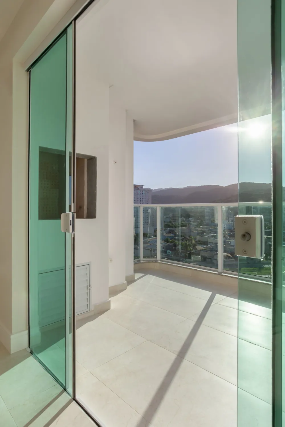 Apartamento para venda no bairro Meia Praia em Itapema