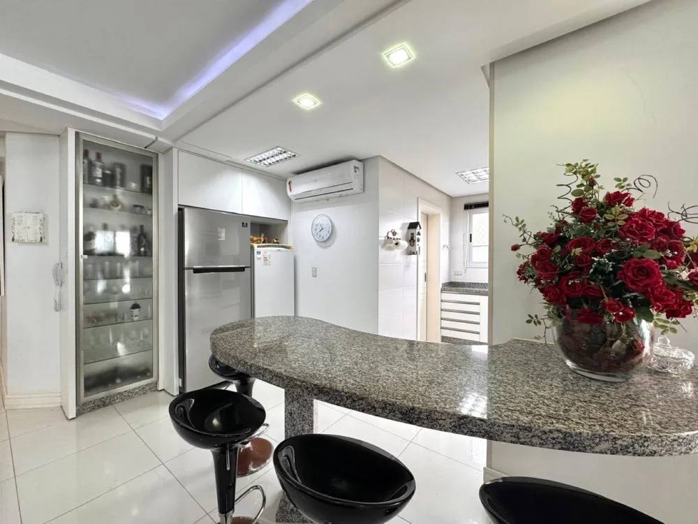 Apartamento para venda no bairro Meia Praia em Itapema