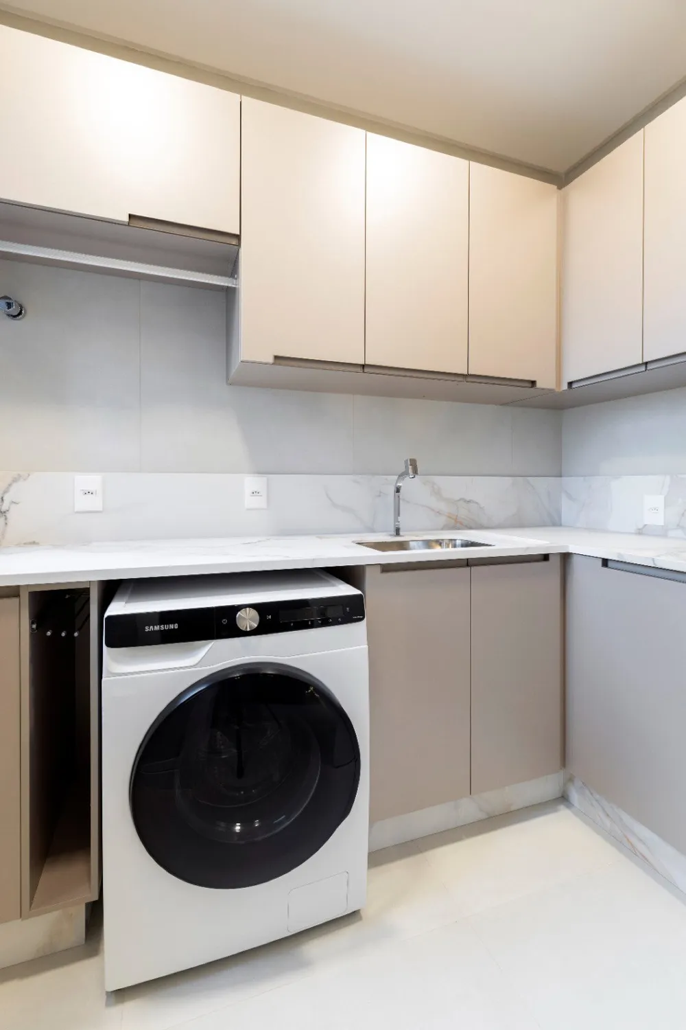 Apartamento para venda no bairro Meia Praia em Itapema