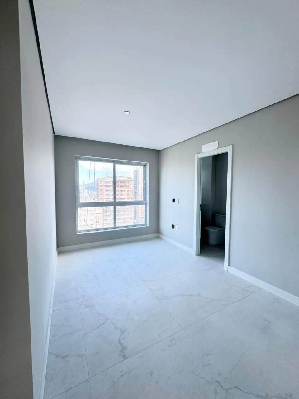 Apartamento para venda no bairro Meia Praia em Itapema