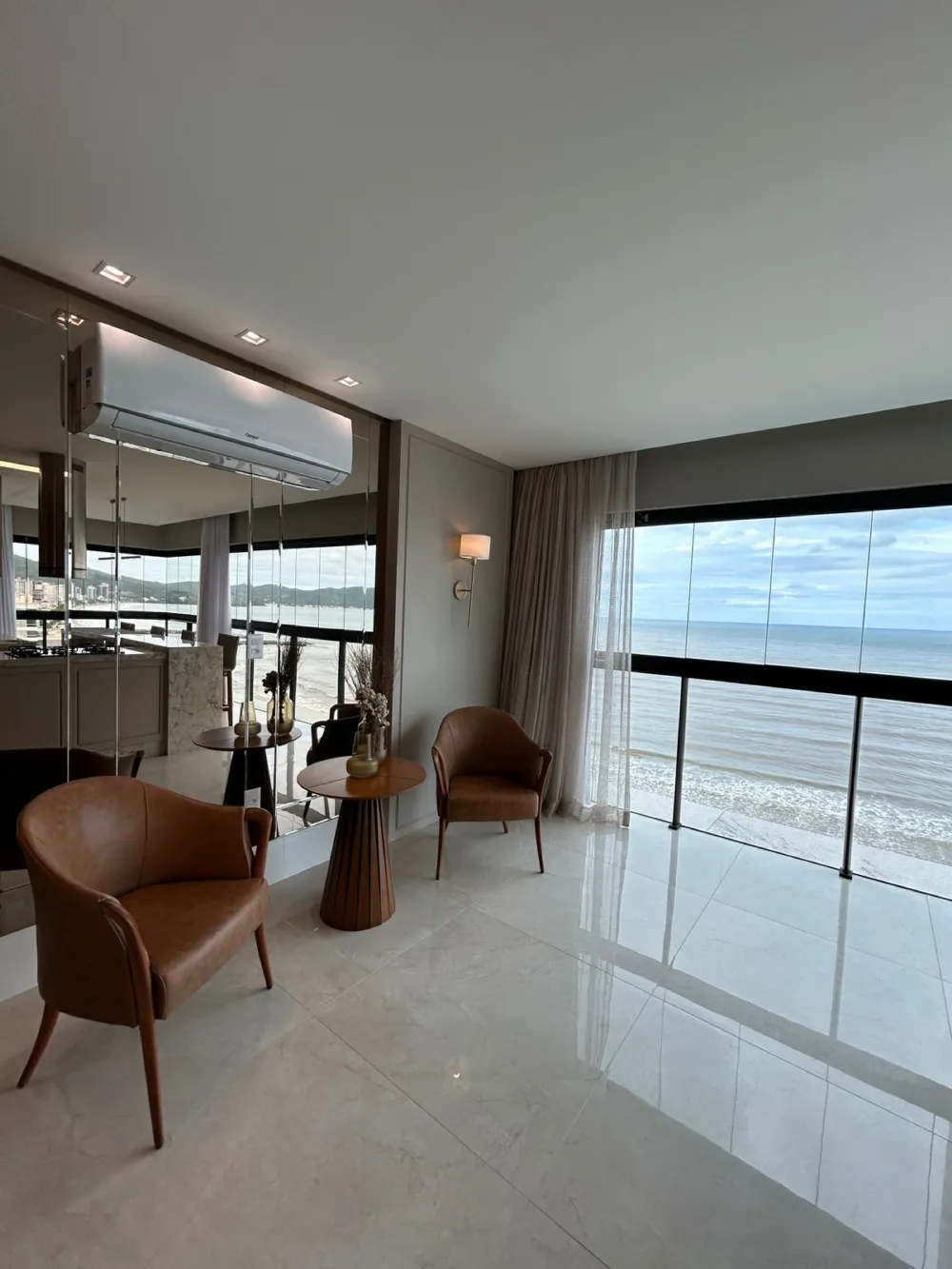 Apartamento para venda no bairro Meia Praia em Itapema