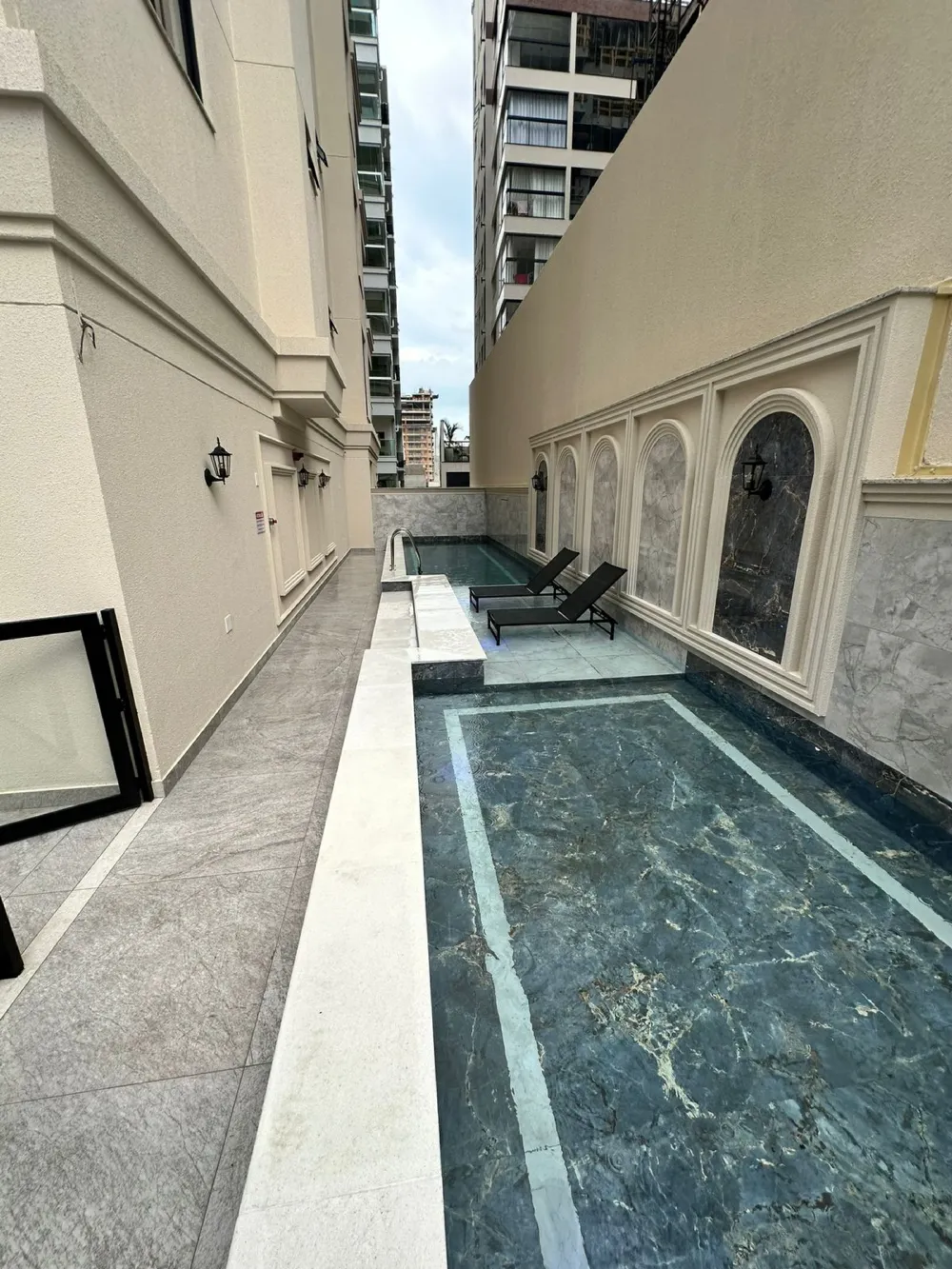 Apartamento para venda no bairro Meia Praia em Itapema