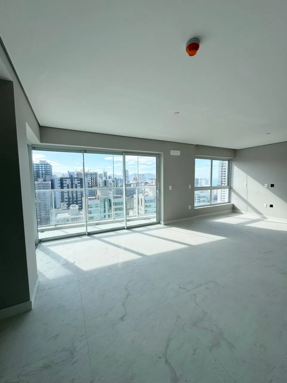 Apartamento para venda no bairro Meia Praia em Itapema