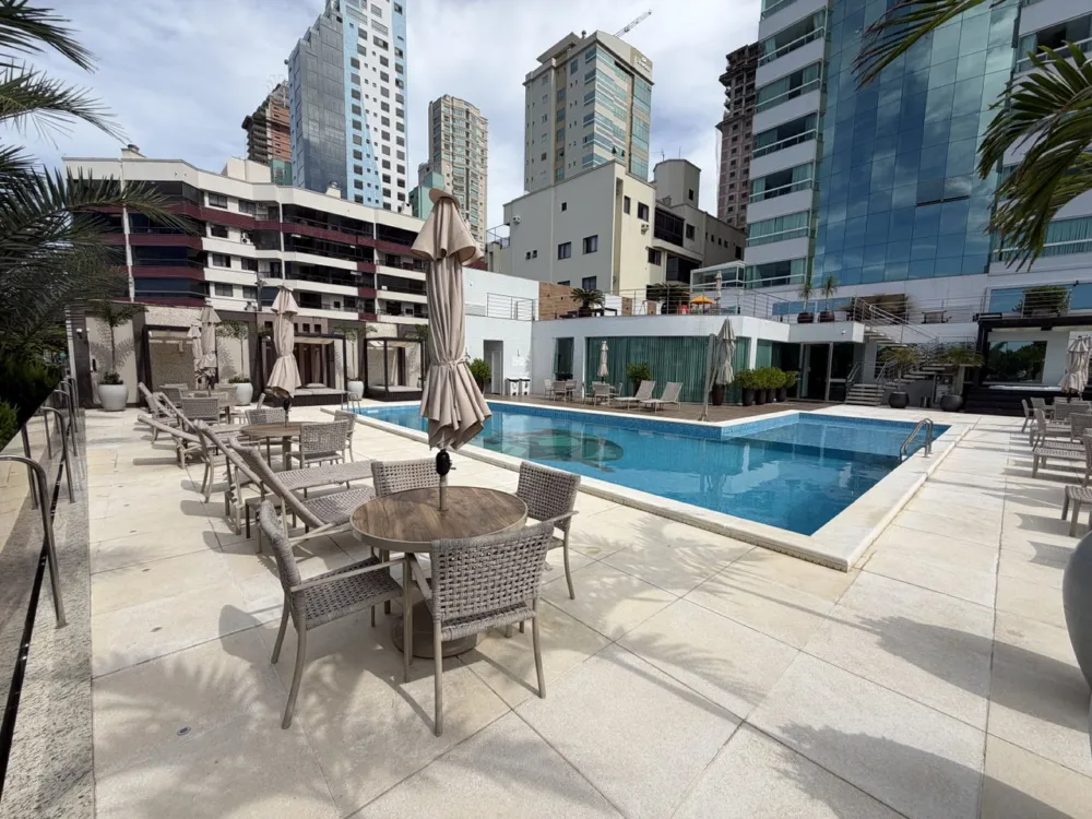 Apartamento para venda no bairro Meia Praia em Itapema
