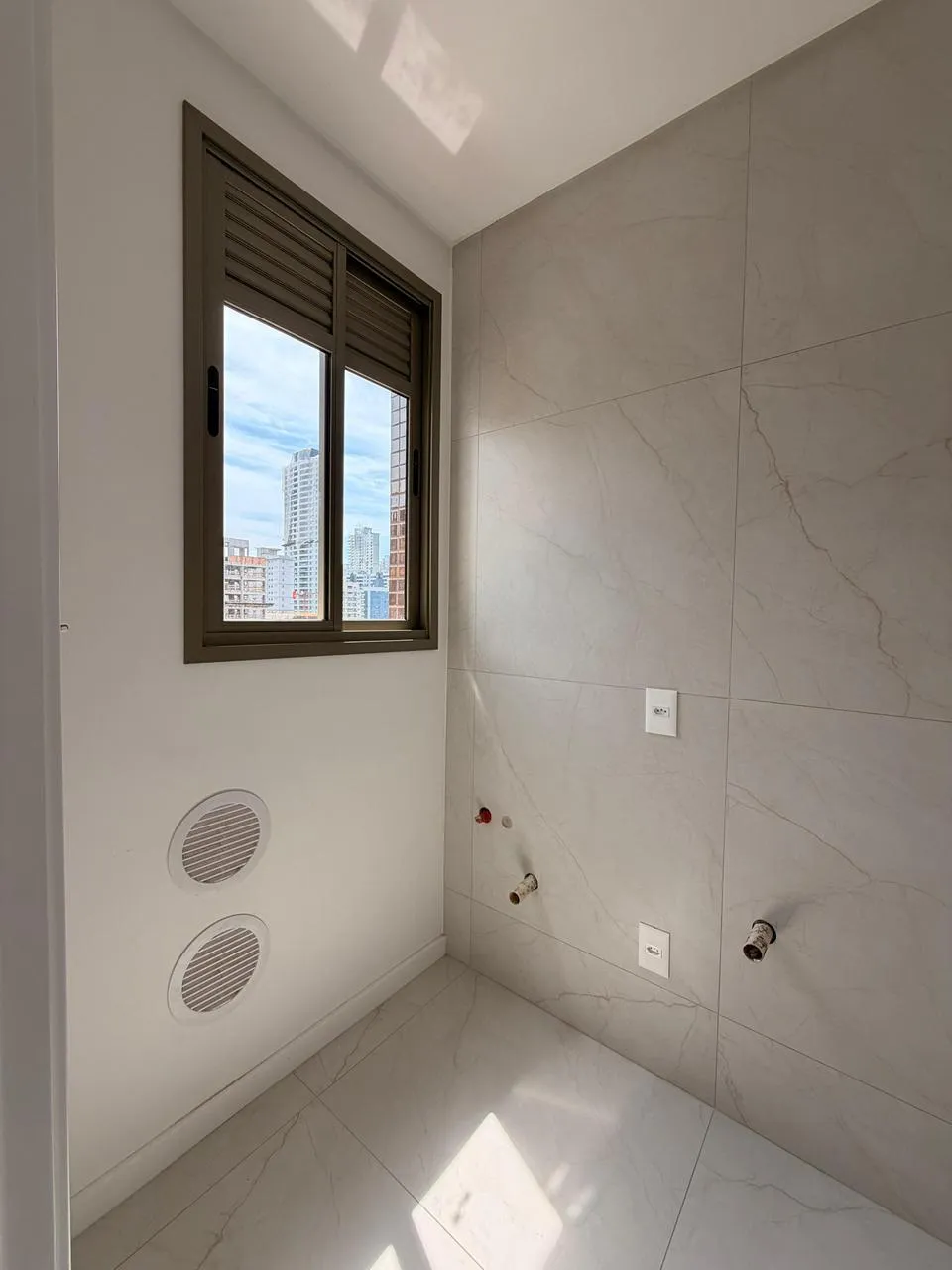 Apartamento para venda no bairro Meia Praia em Itapema