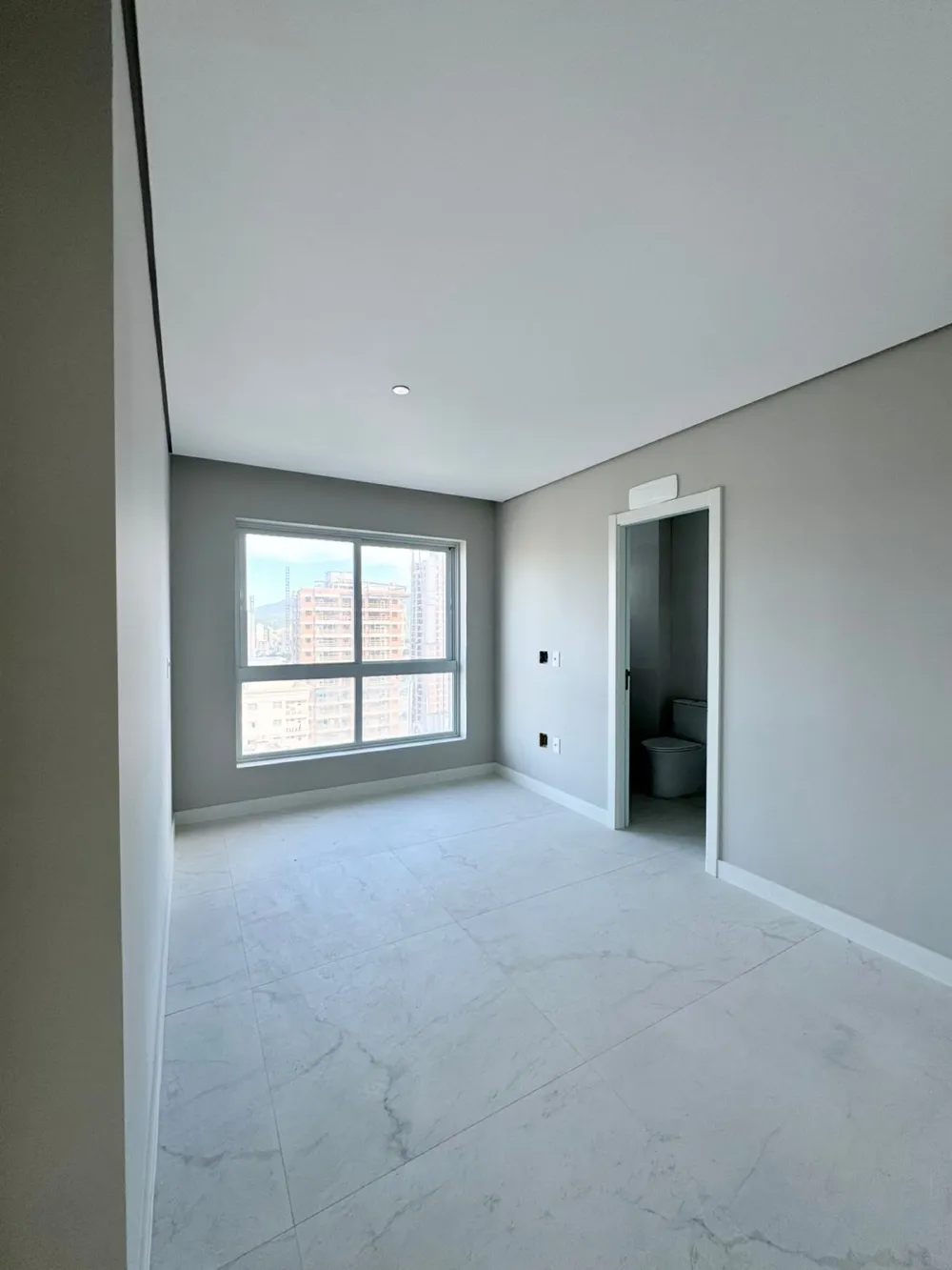 Apartamento para venda no bairro Meia Praia em Itapema