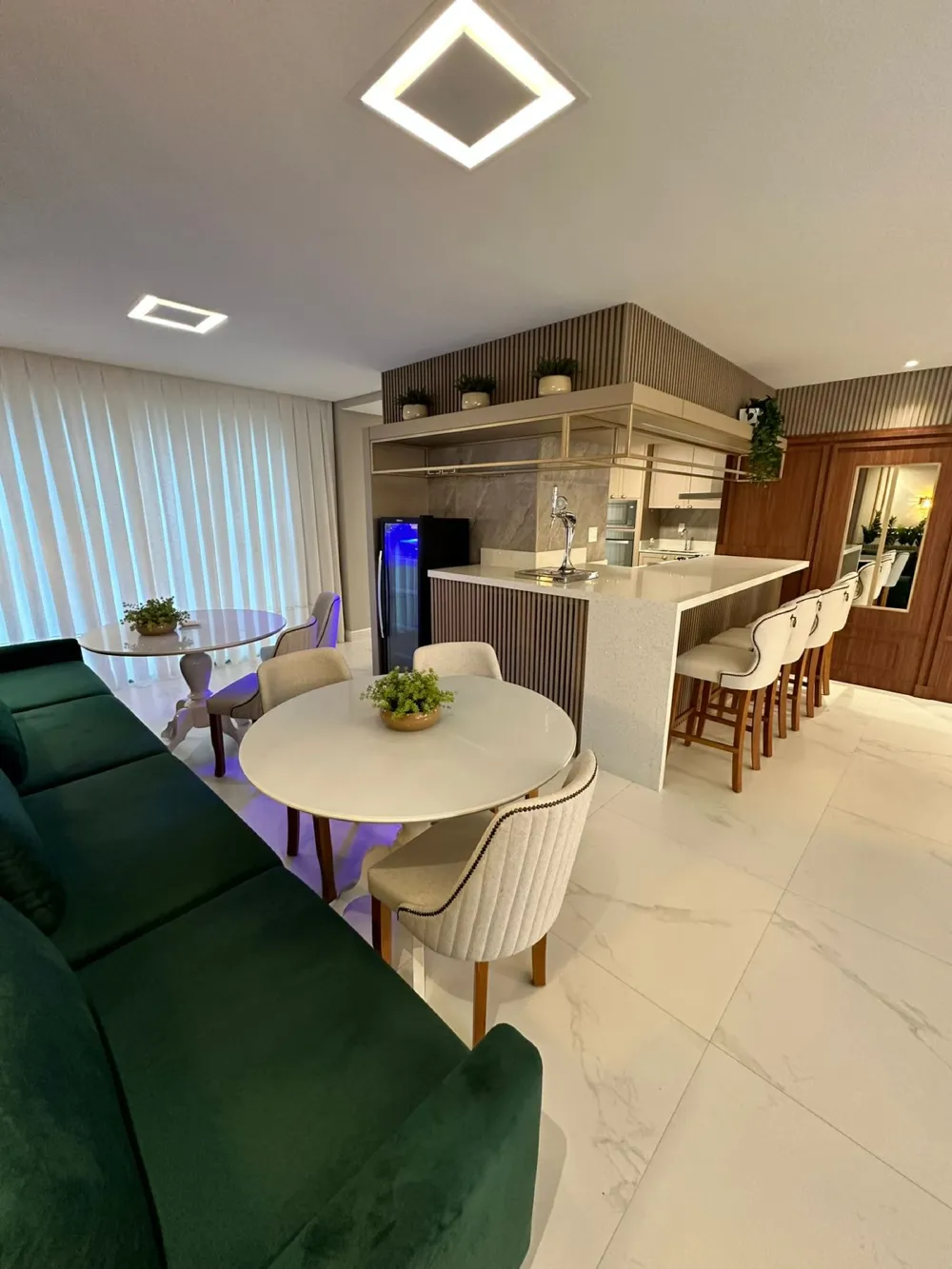 Apartamento para venda no bairro Meia Praia em Itapema