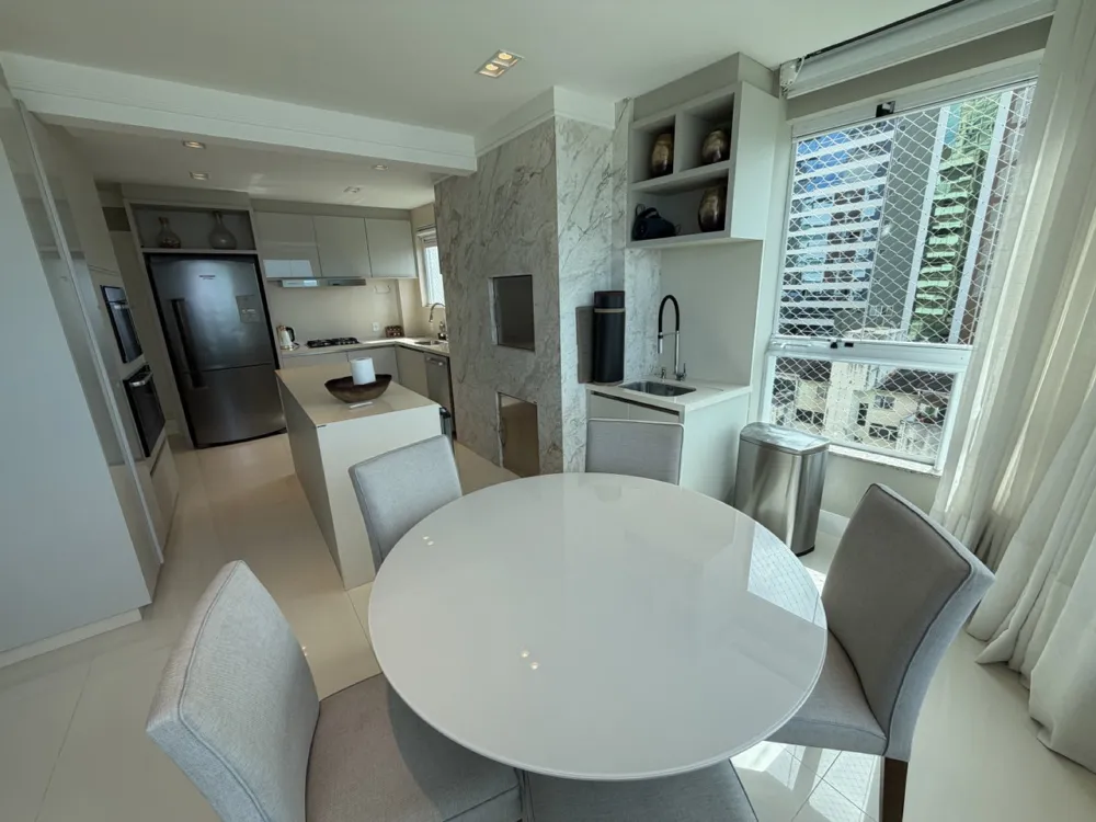 Apartamento para venda no bairro Meia Praia em Itapema