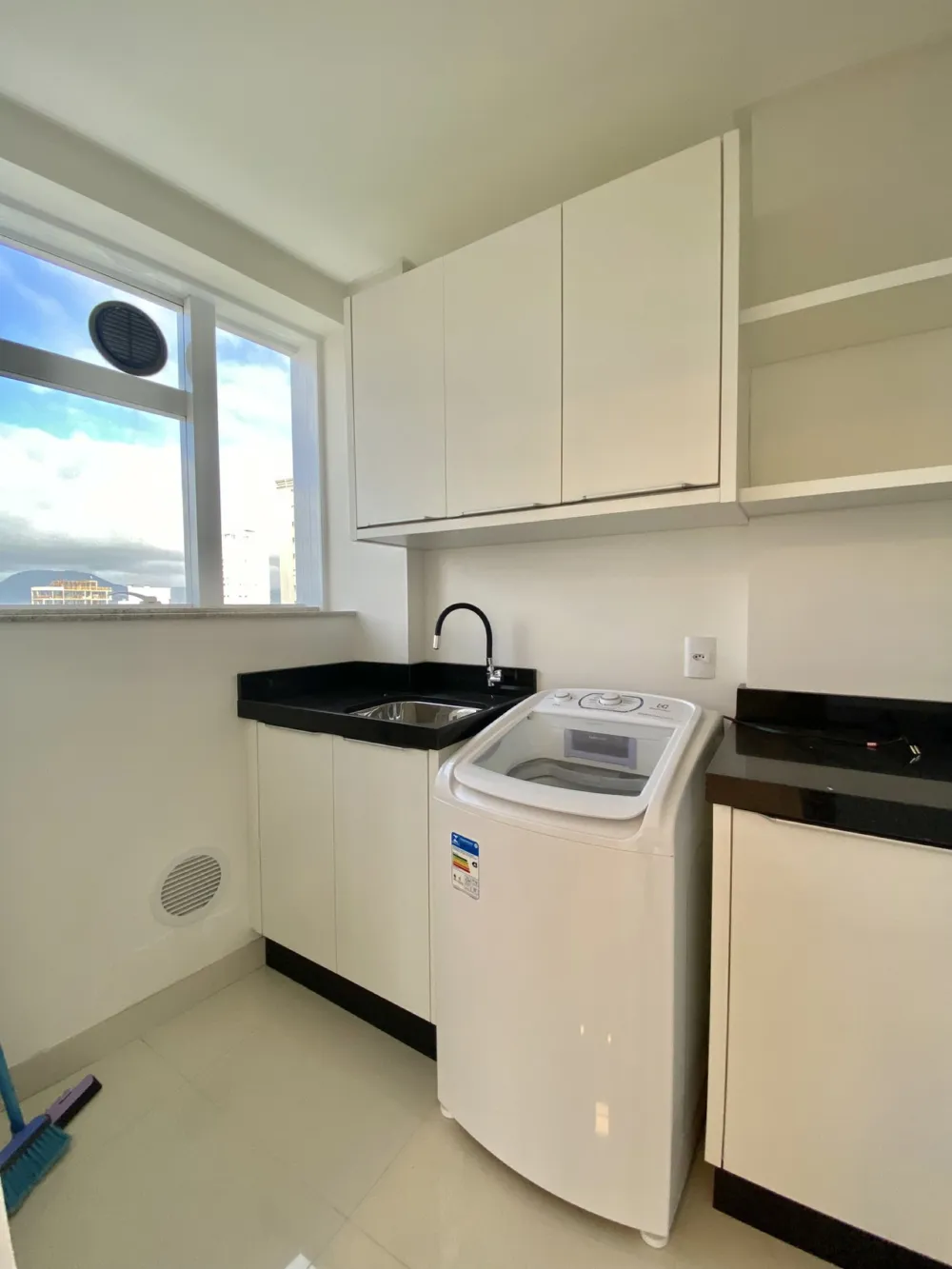 Apartamento para venda no bairro Meia Praia em Itapema
