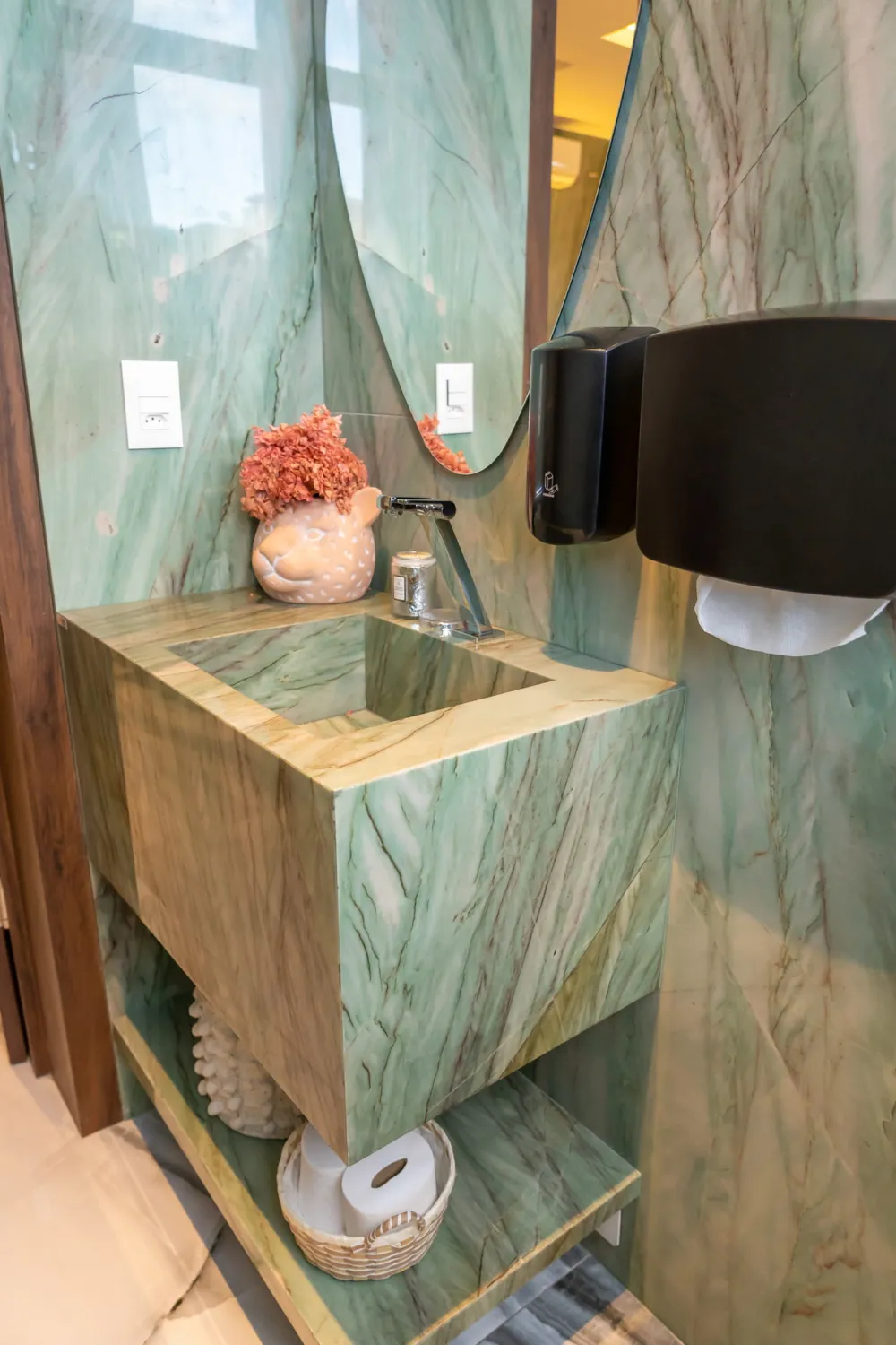 Apartamento para venda no bairro Meia Praia em Itapema